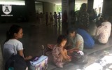 [ẢNH] Người nhà bệnh nhân vạ vật tìm cách tránh nắng nóng kinh người